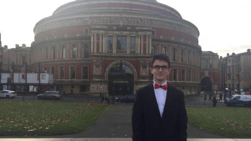 Carlos Santo junto a Joaquín Achúcarro en Dallas. Abajo, el joven pianista en el Royal Albert Hall.