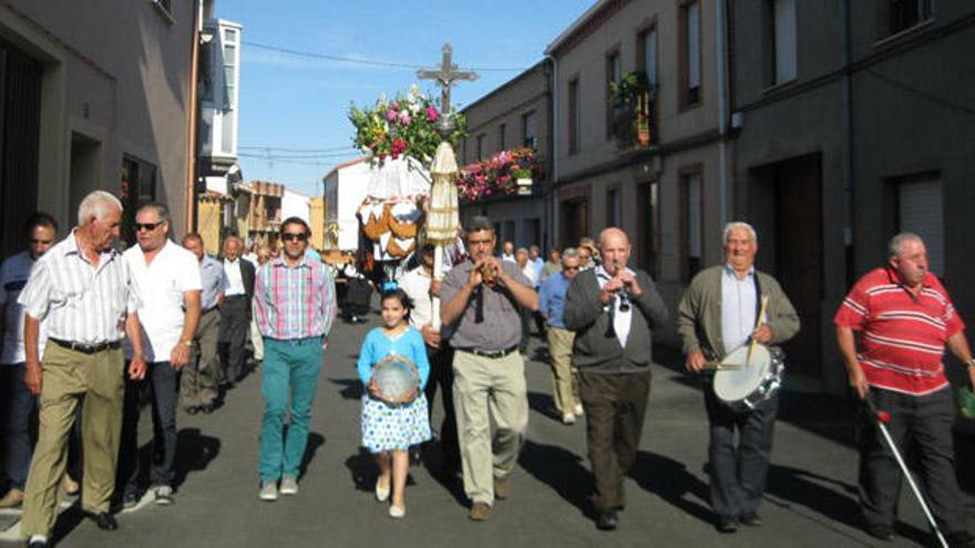 Los vecinos de Santa Croya durante la procesión de san Cayetano.