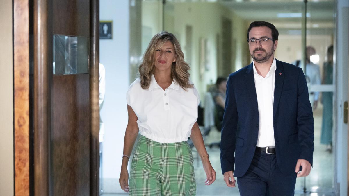 Archivo - Arxiu - La vicepresidenta segona, Yolanda Díaz, i el ministre de Consum, Alberto Garzón, a la seua arribada a la reunió amb les grans distribuïdores