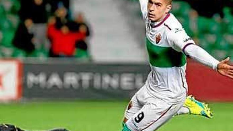 Sergio León celebra un gol durante un partido con el Elche de la pasada temporada.