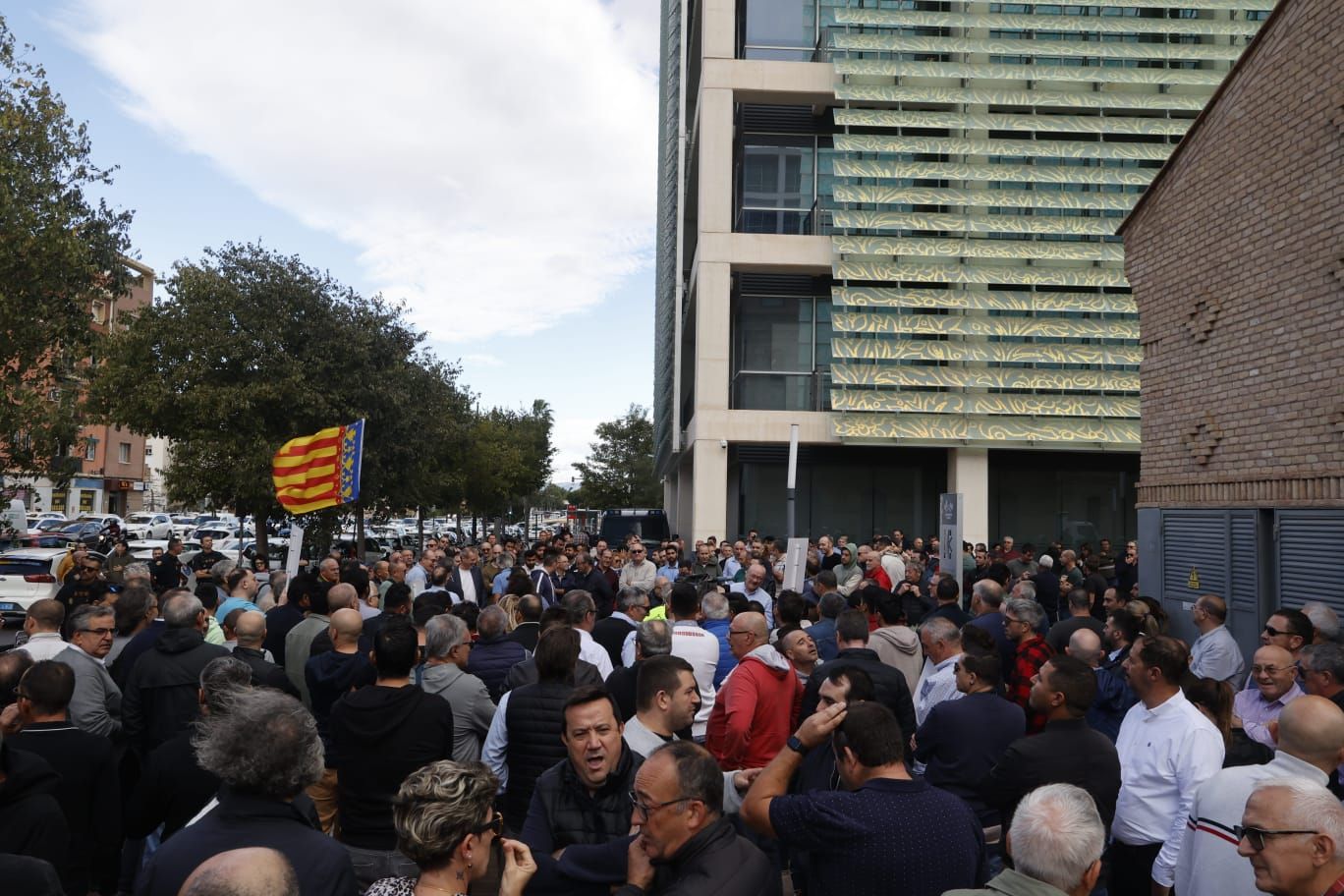 Decenas de taxis protestan por el cambio de regulación horaria