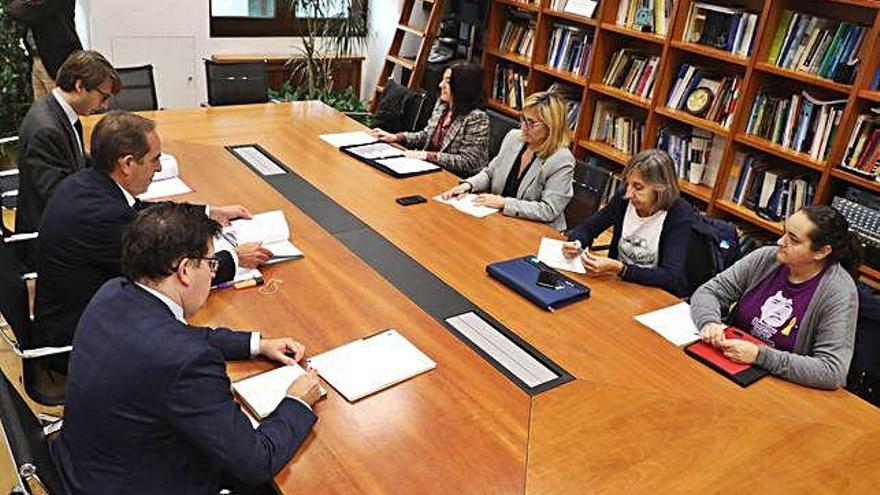 El conselleiro de Facenda, en el centro a la izquierda, y representantes sindicales, ayer.