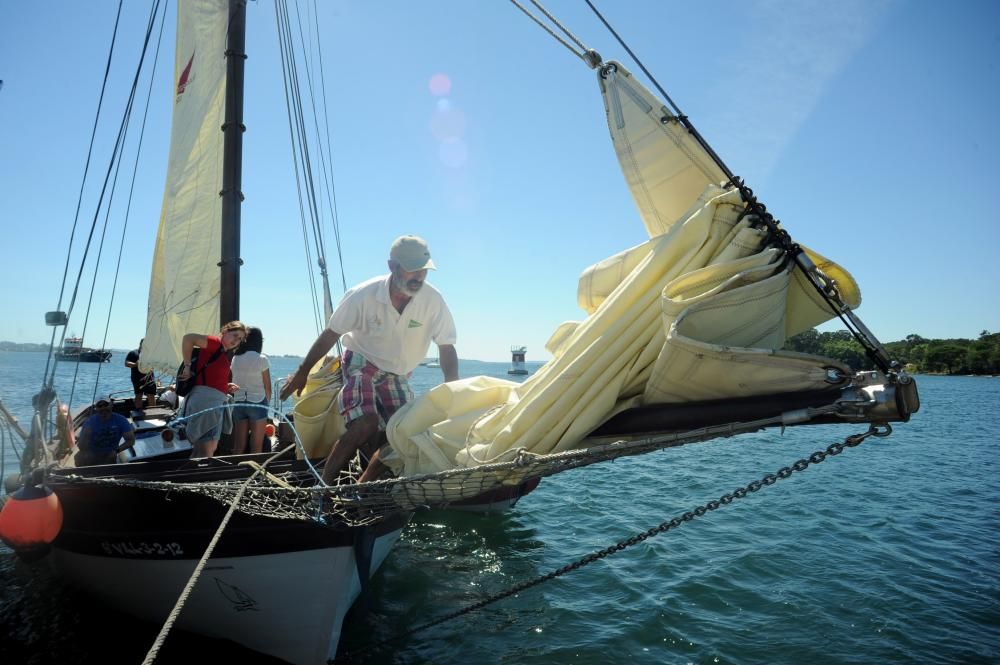 Paseo en galeón y zodiac para decir adiós al campamento medioambiental // I.Abella