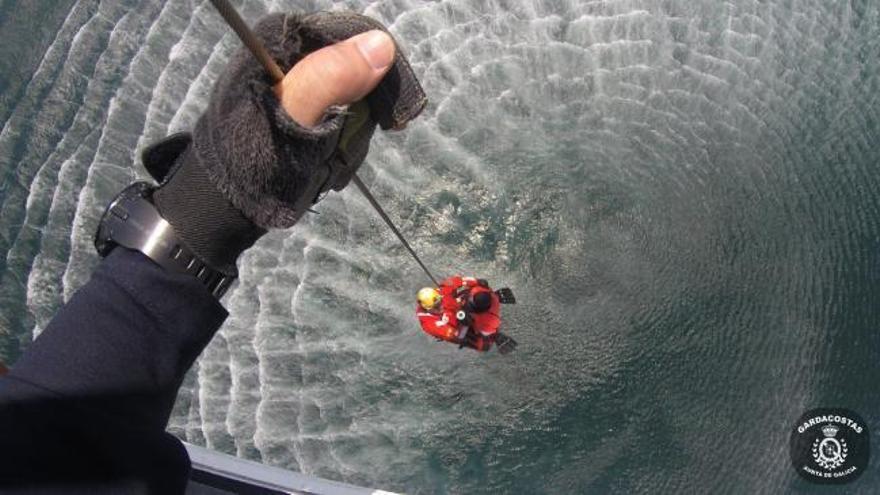 Espectacular rescate desde los ojos del guardacostas del Pesca I en el simulacro de Vigo