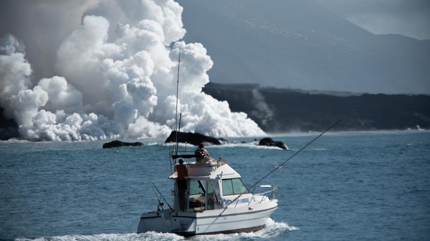 La llegada de una nueva colada del volcán de La Palma al mar confina en Tazacorte a 3.000 vecinos