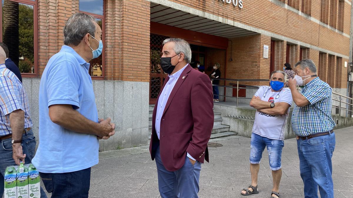 El alcalde de Mieres, a las puertas del juzgado.