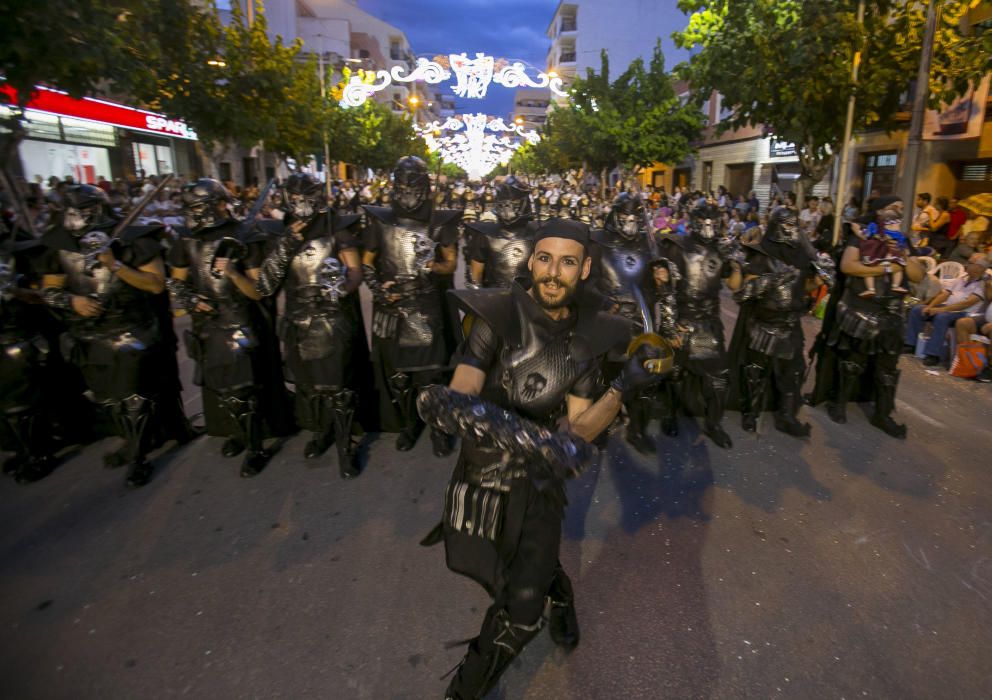 Miles de personas asisten al Desfile de la Entrada en la avenida Carlos Soler