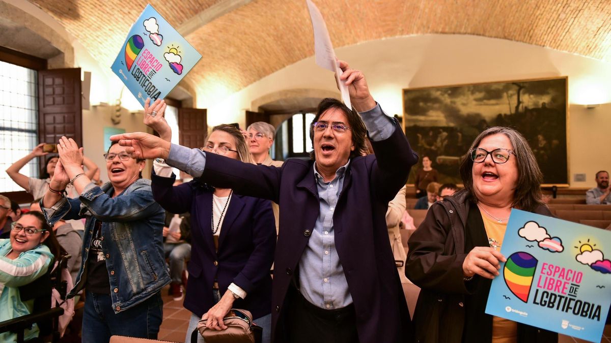 Plasencia canta por Raphael frente a la LGBTIfobia