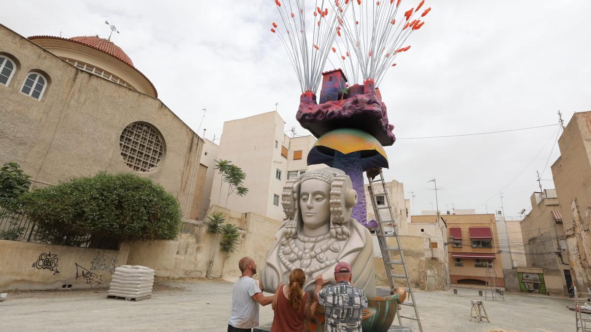 Montaje este martes de la hoguera de El Raval de Elche que destacará por el homenaje a la Nit de l&#039;Albà y a la Dama