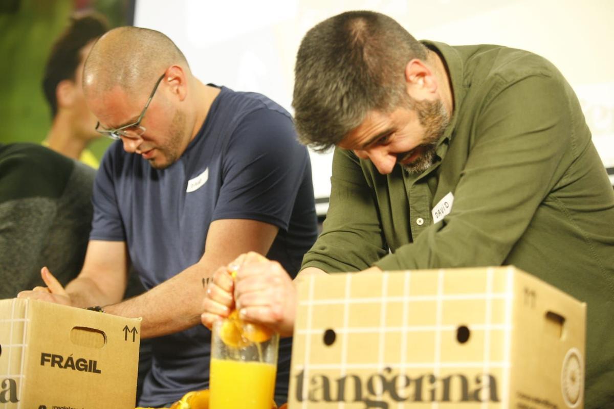 La destreza ha sido clave para exprimir naranjas con las manos y sacarles la mayor cantidad de zumo posible.