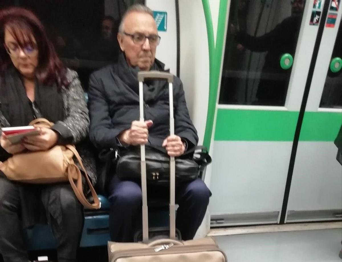 El presidente de Turisme de Barcelona, Joan Gaspart, se ha convertido en protagonista en las redes de la huelga de taxi al reconocer que el paro le ha obligado a coger el metro por primera vez en su vida.