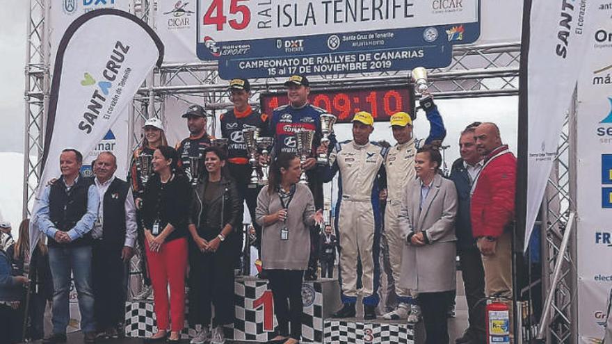 Podio de vencedores -tres primeros clasificados de la general-, junto a organizadores y autoridades públicas.