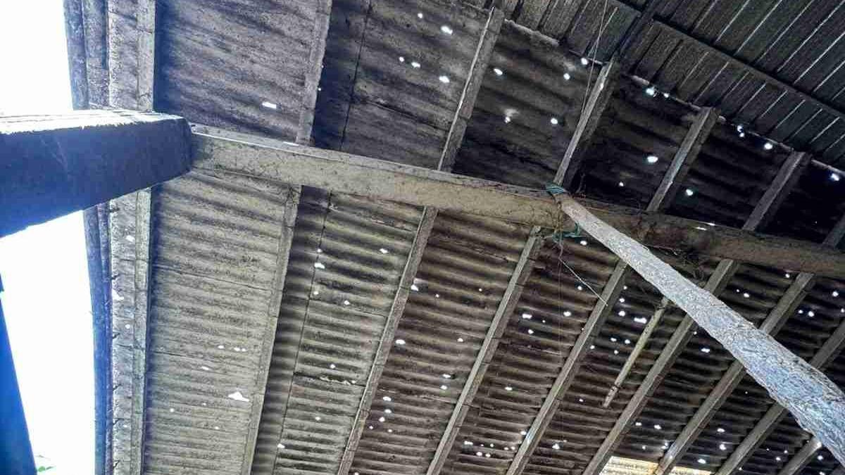 Daños ocasionados en un tejado por el temporal del pasado sábado en Vila de Cruces.