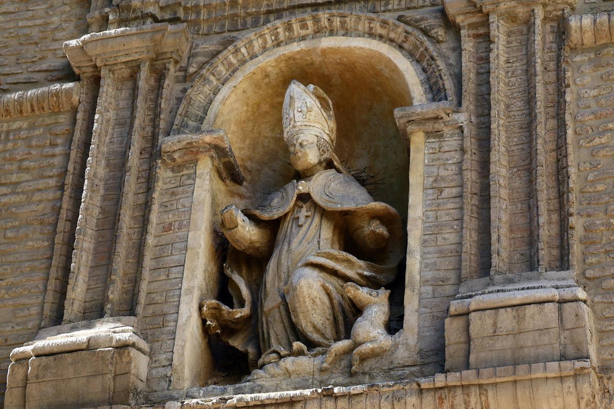 Hay ciervos escondidos en la fachada de una iglesia de Zaragoza