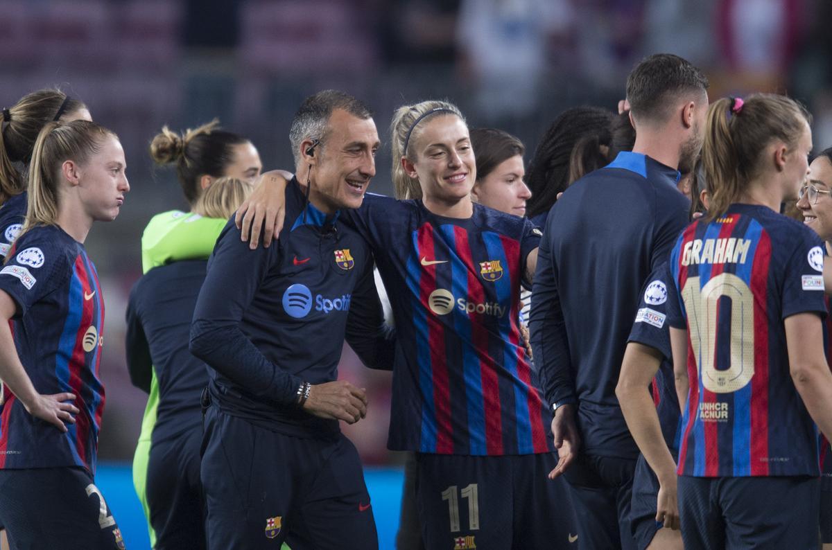 Alexia Putellas entre compañeras en el Camp Nou tras la clasificación del equipo para la final de la Champions