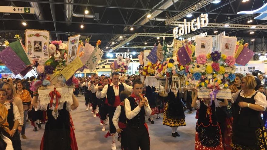 Los tableros de Valdefuentes desfilando en Fitur.