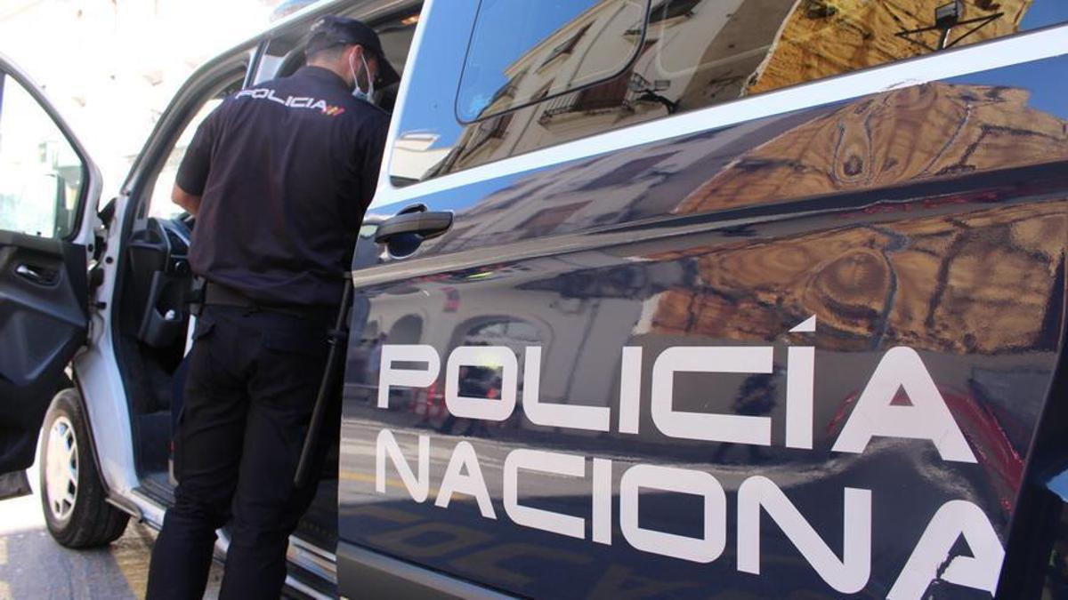 Un agente de la Policía Nacional, entrando a un vehículo.