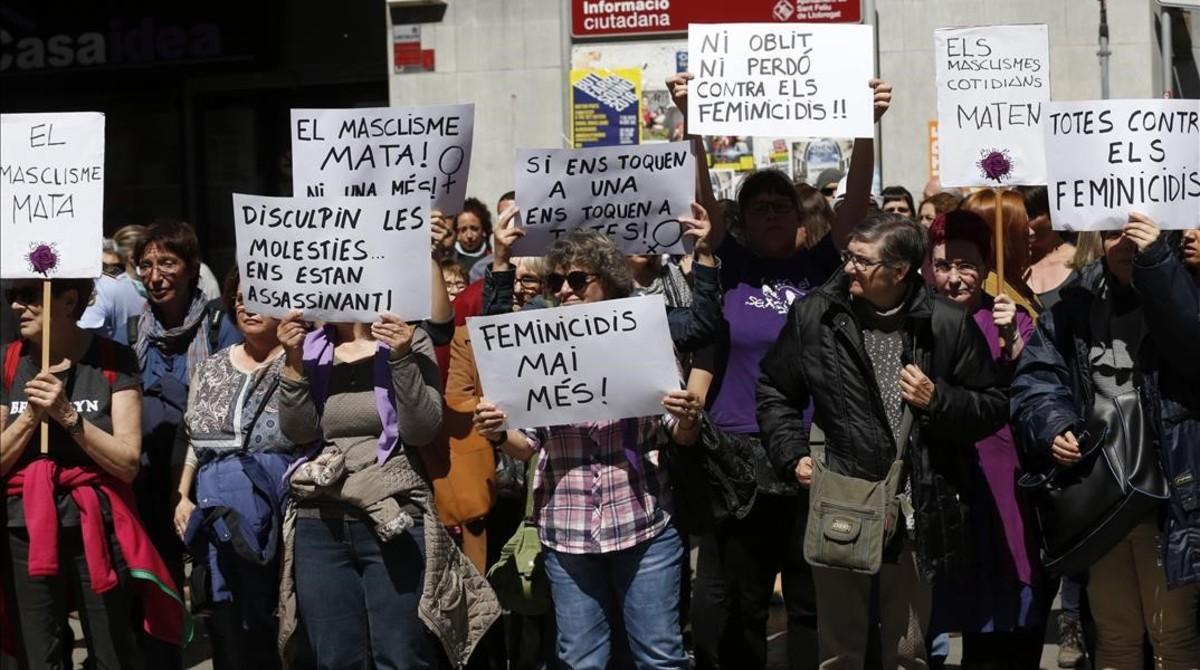 Minuto de silencio en la plaza del ayuntamiento de Sant Feliu de Llobregat por la mujer asesinada por su exnovio. 