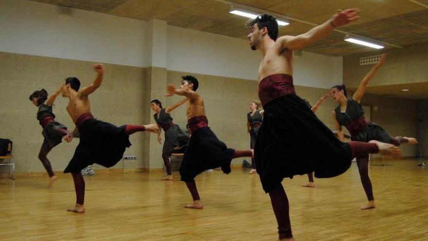 Los alumnos del taller coreográfico, en pleno ensayo.