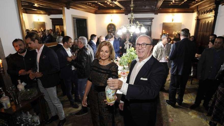 Lucía Espinosa y Antonio Sacristán muestran una botella durante la presentación. // Bernabé/Javier Lalín