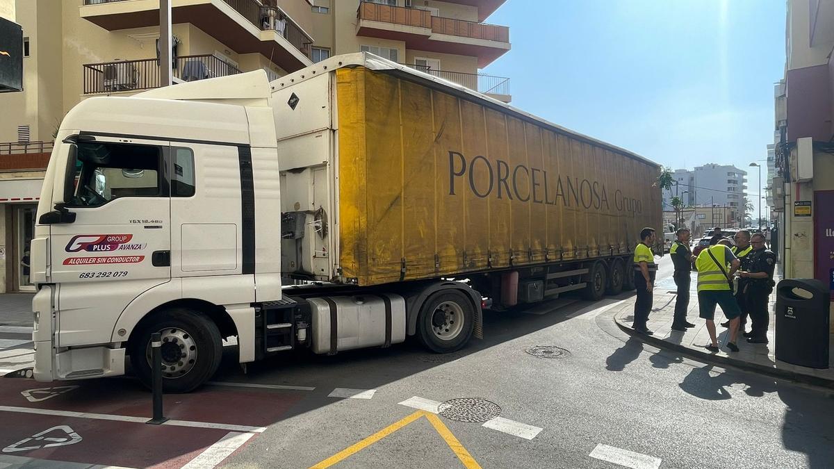 Maniobras para sacar un camión de mercancías atrapado en una calle de Ibiza