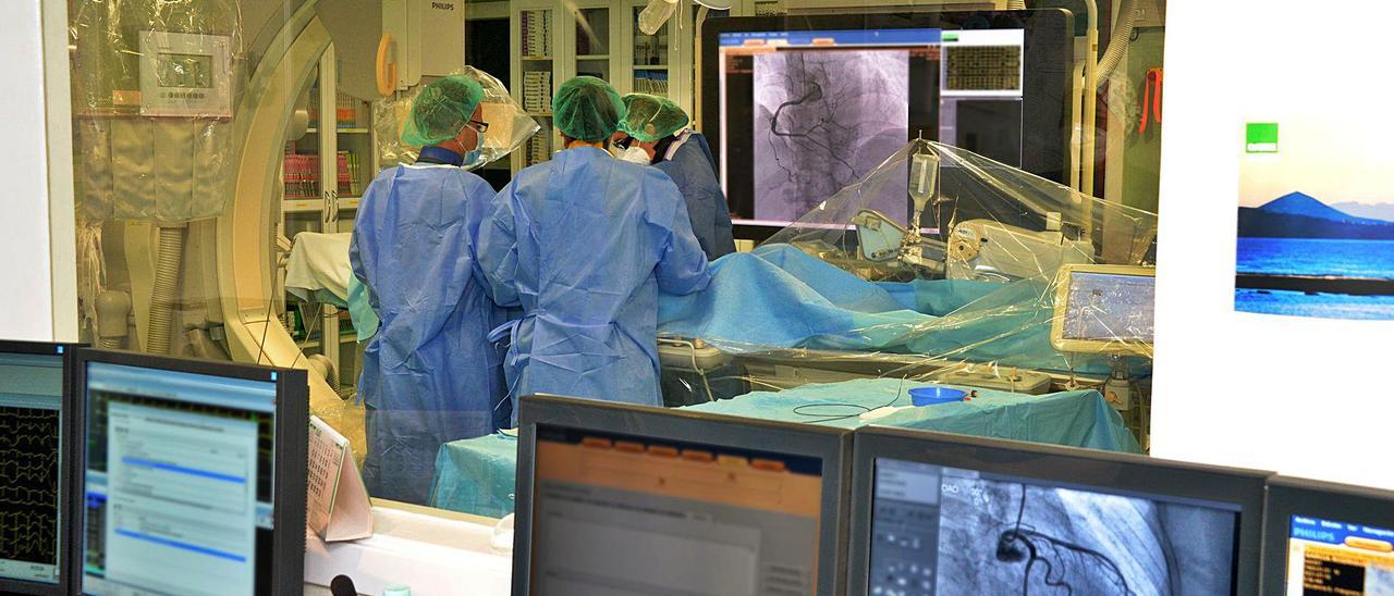 Sanitarios en la Unidad de Cardiología del Hospital Universitario Insular de Gran Canaria. | | LP/DLP