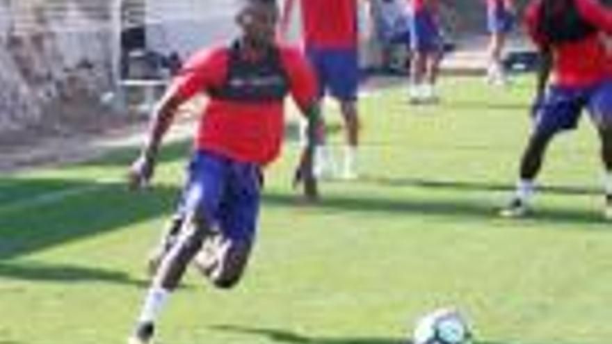 Larry Kayode, entrenant-se amb el Girona.