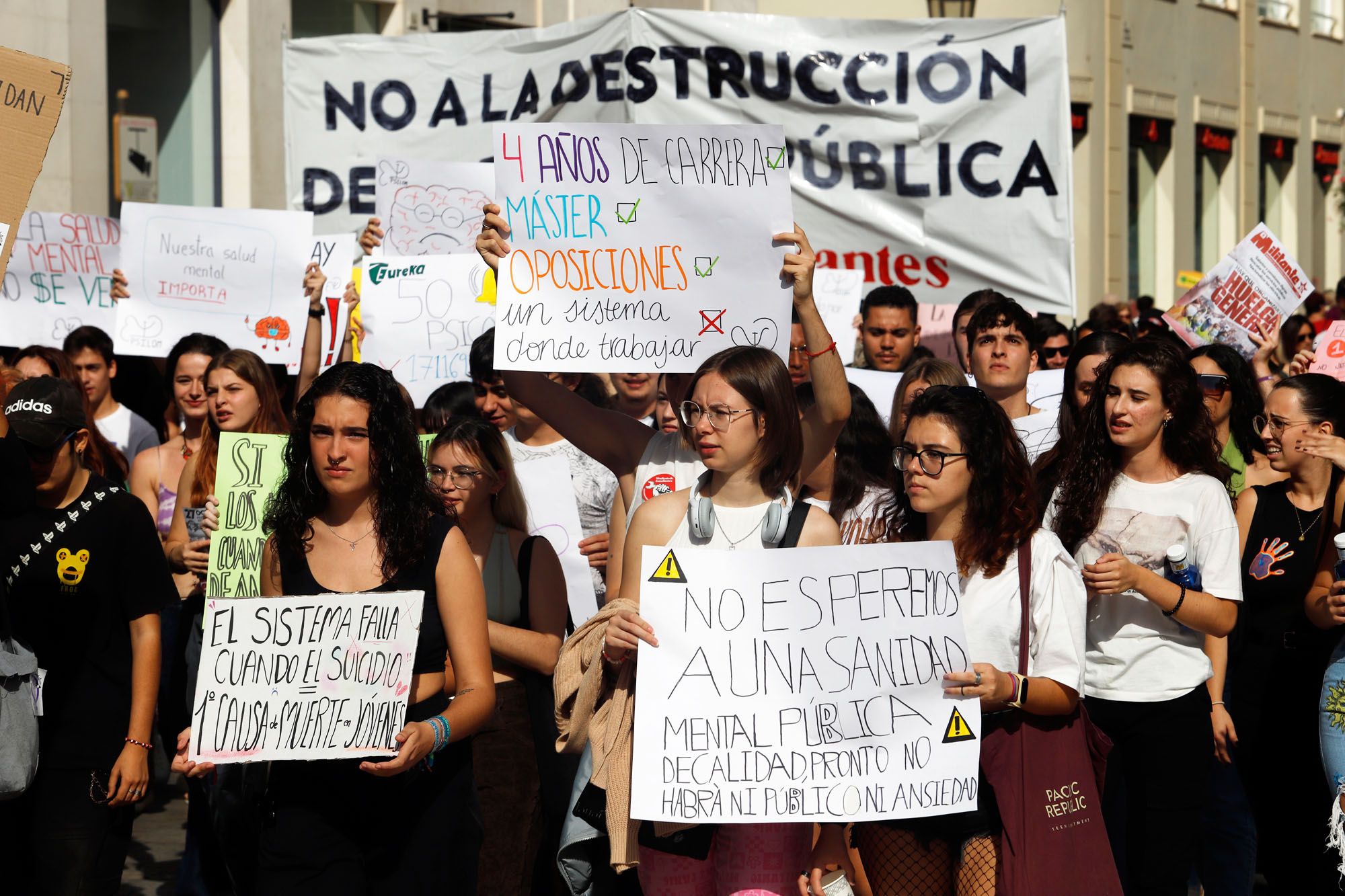La manifestación estudiantil de Málaga por la salud mental, en imágenes
