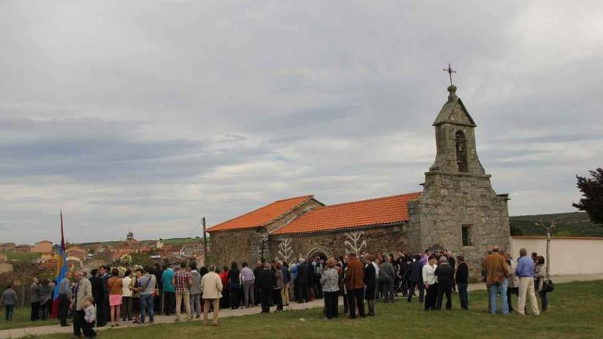 Vecinos de Losacio durante una celebración religiosa.