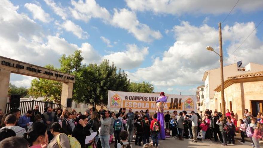 Demo in Campos für eine neue Schule.