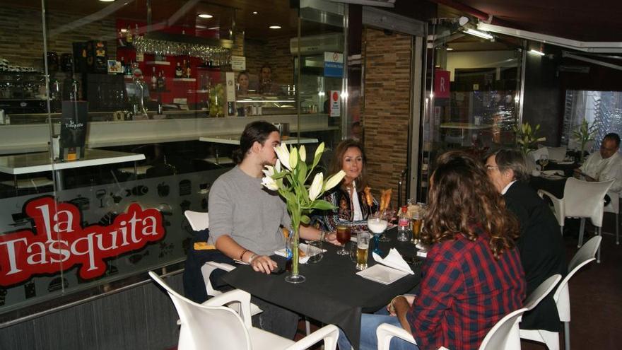 La Tasquita de Murcia cuenta con una acogedora terraza enmoquetada.