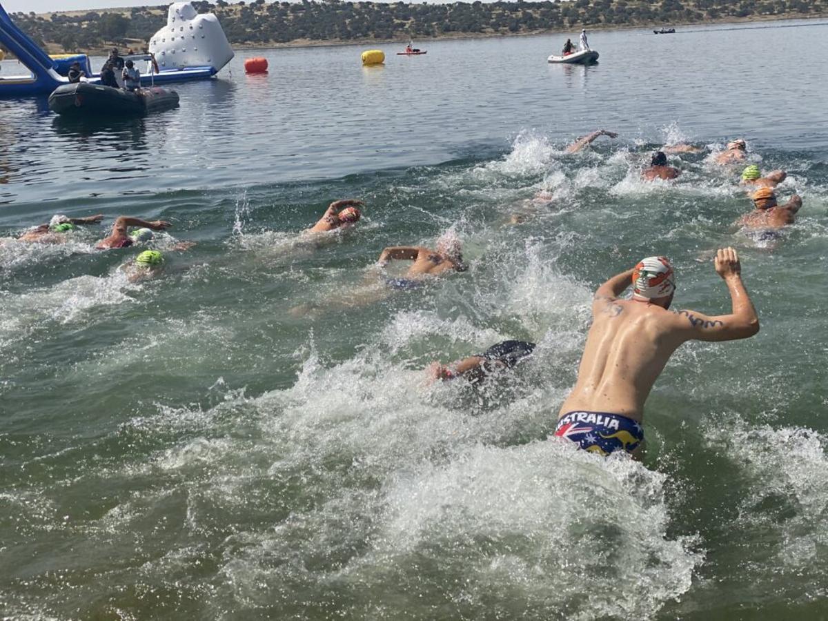 Participantes en una prueba de natación en aguas abiertas en Orellana, en una imagen de archivo de 2021.