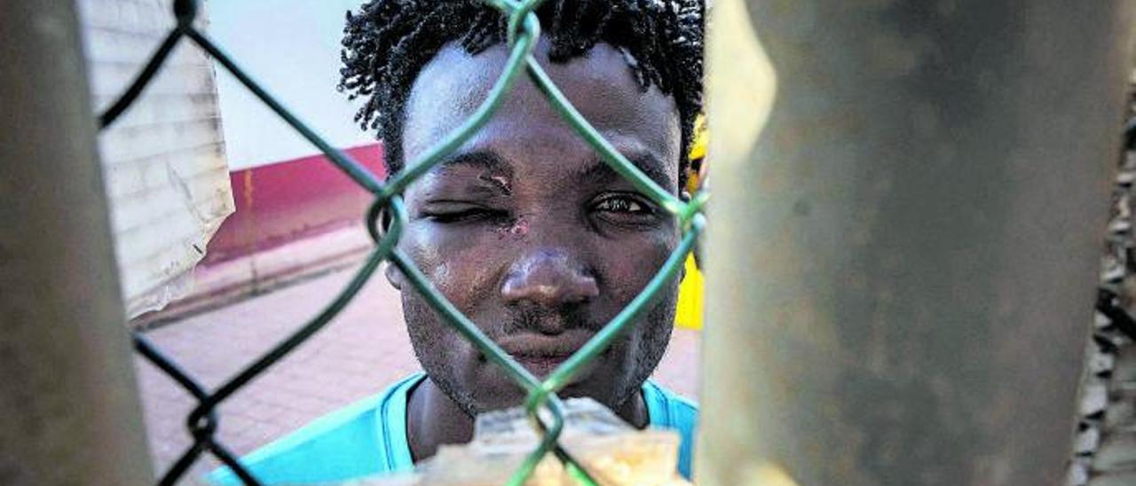 Un migrant ferit, davant la tanca a Melilla.