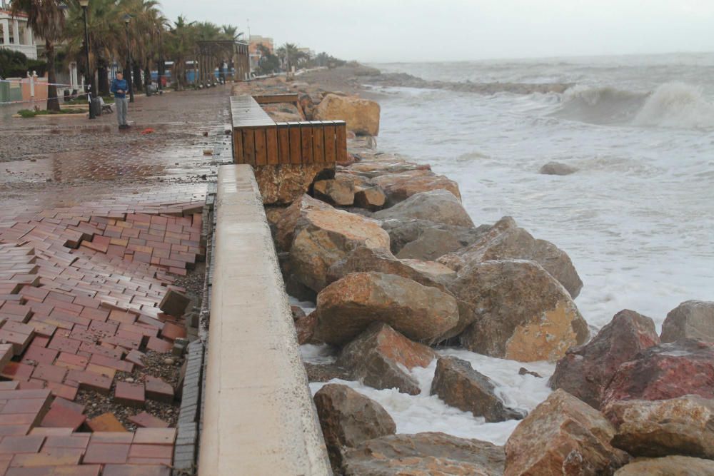 El paseo marítimo de Almenara, hundido