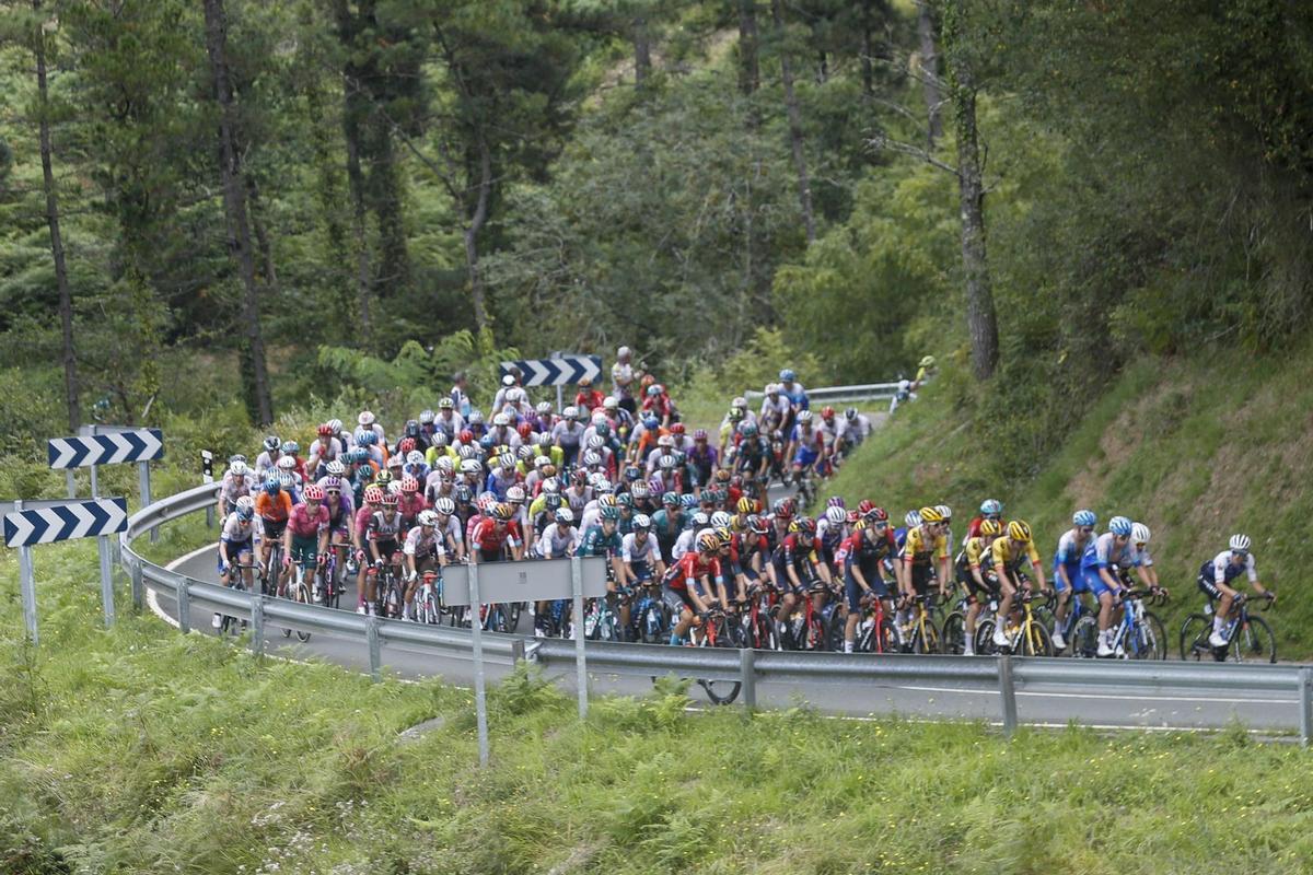 ZARAUTZ, 24/08/2022.- El pelotón durante la quinta etapa de La Vuelta disputada este miércoles entre Irún y Bilbao, con 187,2 km de recorrido.- EFE/Javier Lizón