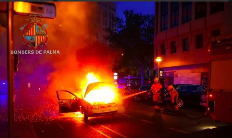 Das Auto brannte in der Avinguda Salvador Arxiduc.