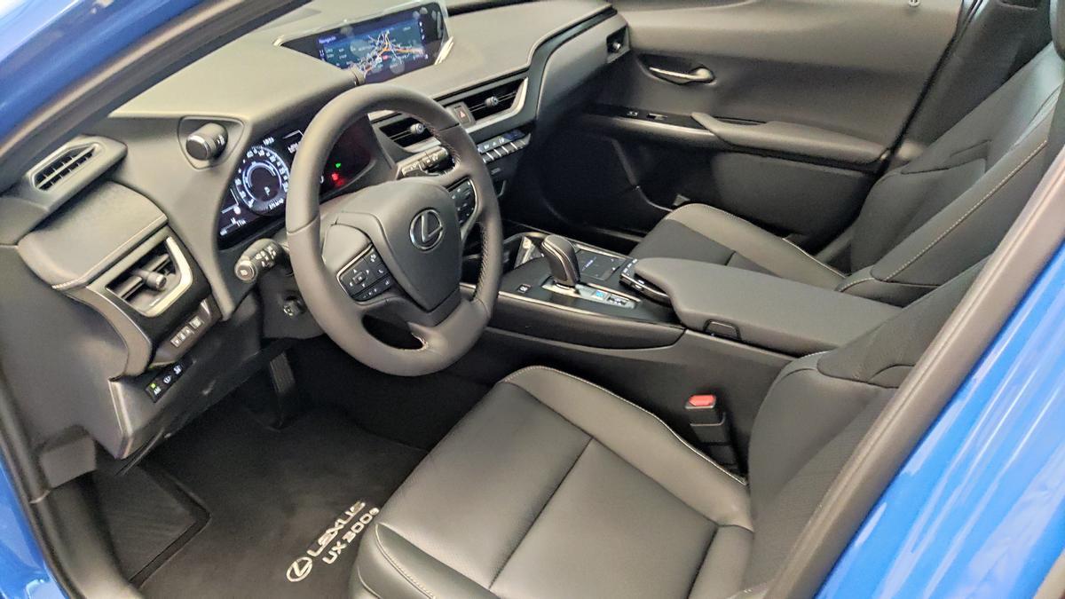 El interior del Lexus 300, perfectamente equipado.