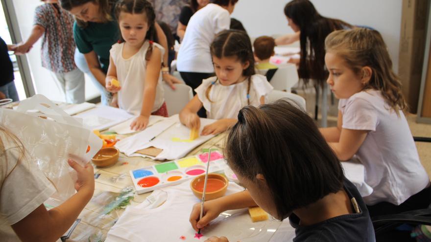 Galería de imágenes: Abuelos y nietos pintan camisetas en el taller de las fiestas de Cala de Bou