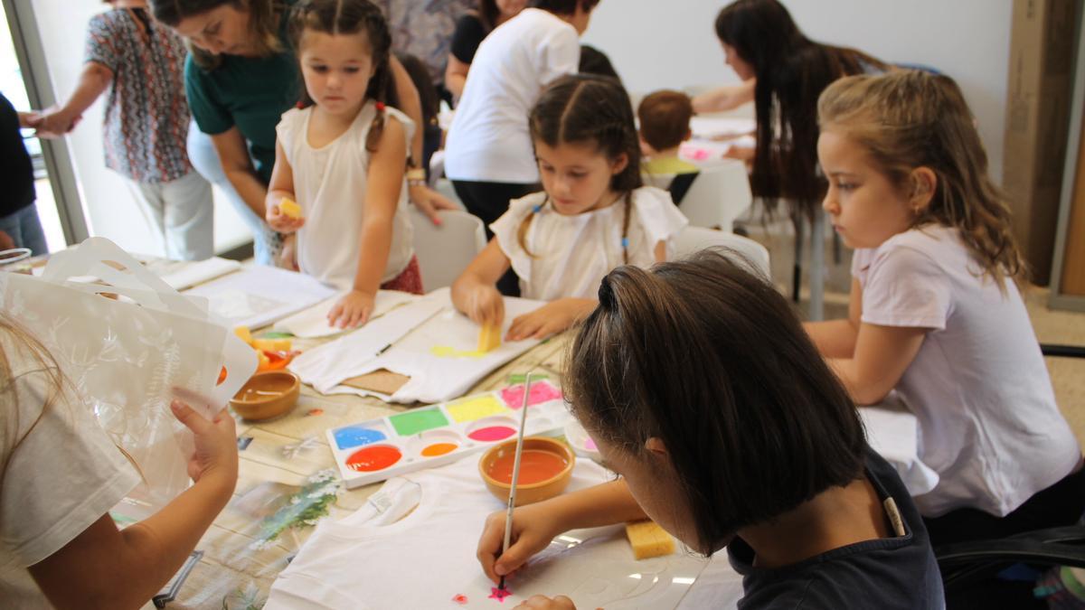 Galería de imágenes: Abuelos y nietos pintan camisetas en el taller de las fiestas de Cala de Bou