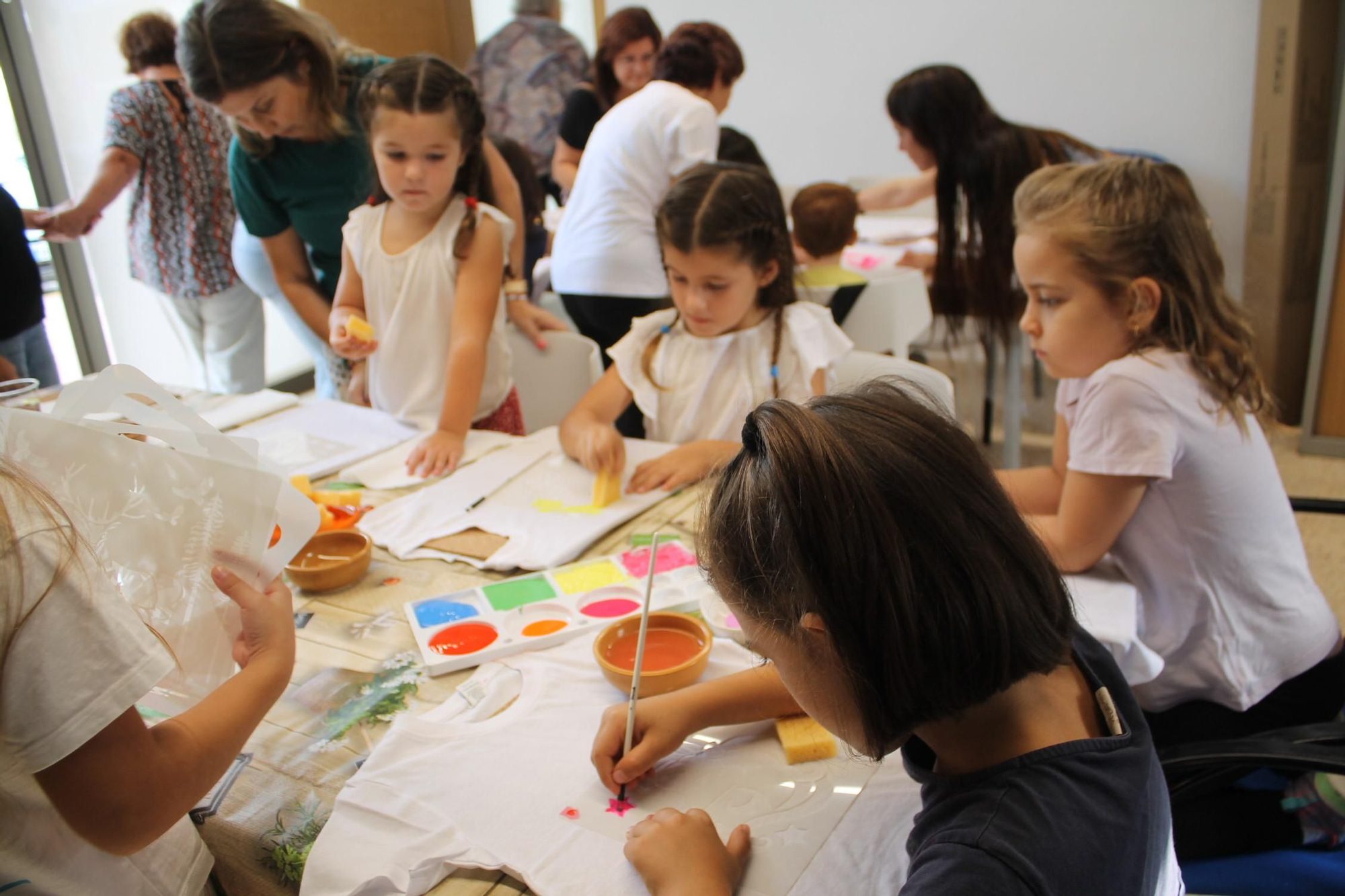 Galería de imágenes: Nietos y abuelos pintan camisetas en el taller de las fiestas de Cala de Bou