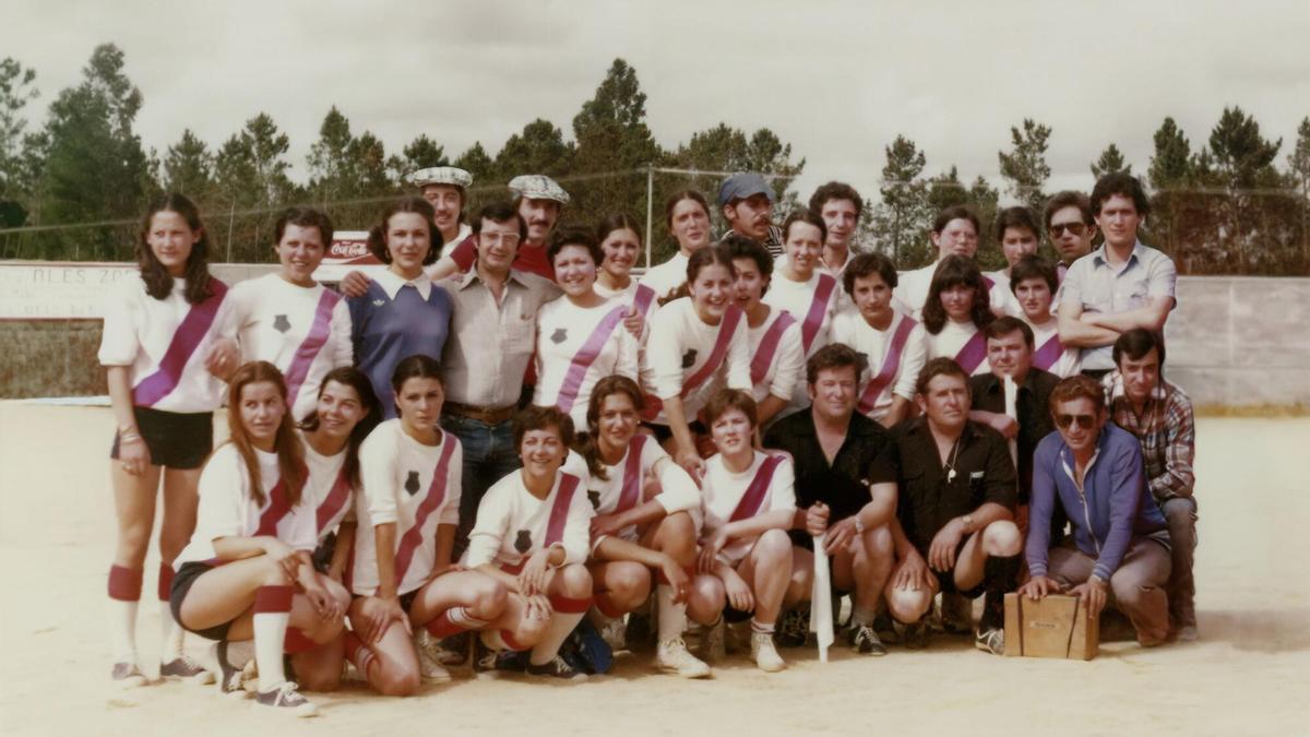 Fila de abaixo: Rosa Lorenzo; Mercedes Cortes; Calúa Ramos; Isabel Varela; Loli Ramberde; Marvi Pérez; Luis, David e Teófilo García; Lito Lázara e Alfonso Castro. Fila intermedia: Mª del Carmen Rodríguez; Isabel e Silvia Fernández; Nito Castro; Loli López; Pili Lorenzo; Eva Fernández; Rosina Vecino; Rosa Domínguez; Marité Iglesias; Dolores Fernández; e Manuel Barcala. Última fila: José F. Viéitez (Roucho); persoa sen identificar; Sara Caramés; Geni Capinel; Ángel Llorente (Gelo); José Ramón Castro; Esther Carballo, Sara González; e  Pepe Luis García.