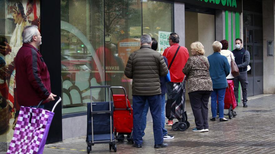 Colas para entrar a un Mercadona.