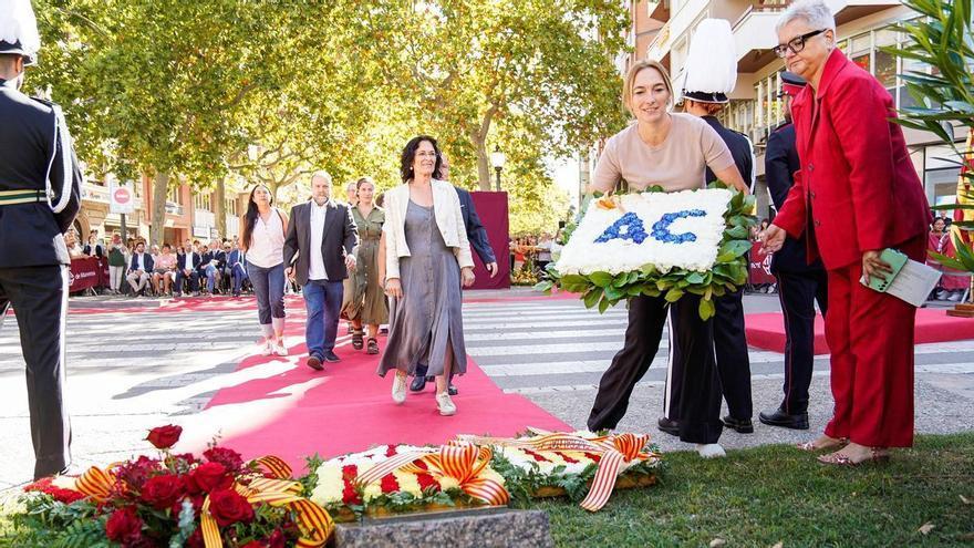 Xiulades, crits de "Fora, fora!" i aplaudiments en l'ofrena floral d'Aliança amb la seva alcaldable a la Diada de Manresa