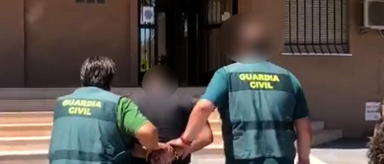 El hombre detenido, camino del cuartel de la Guardia Civil.       levante-emv