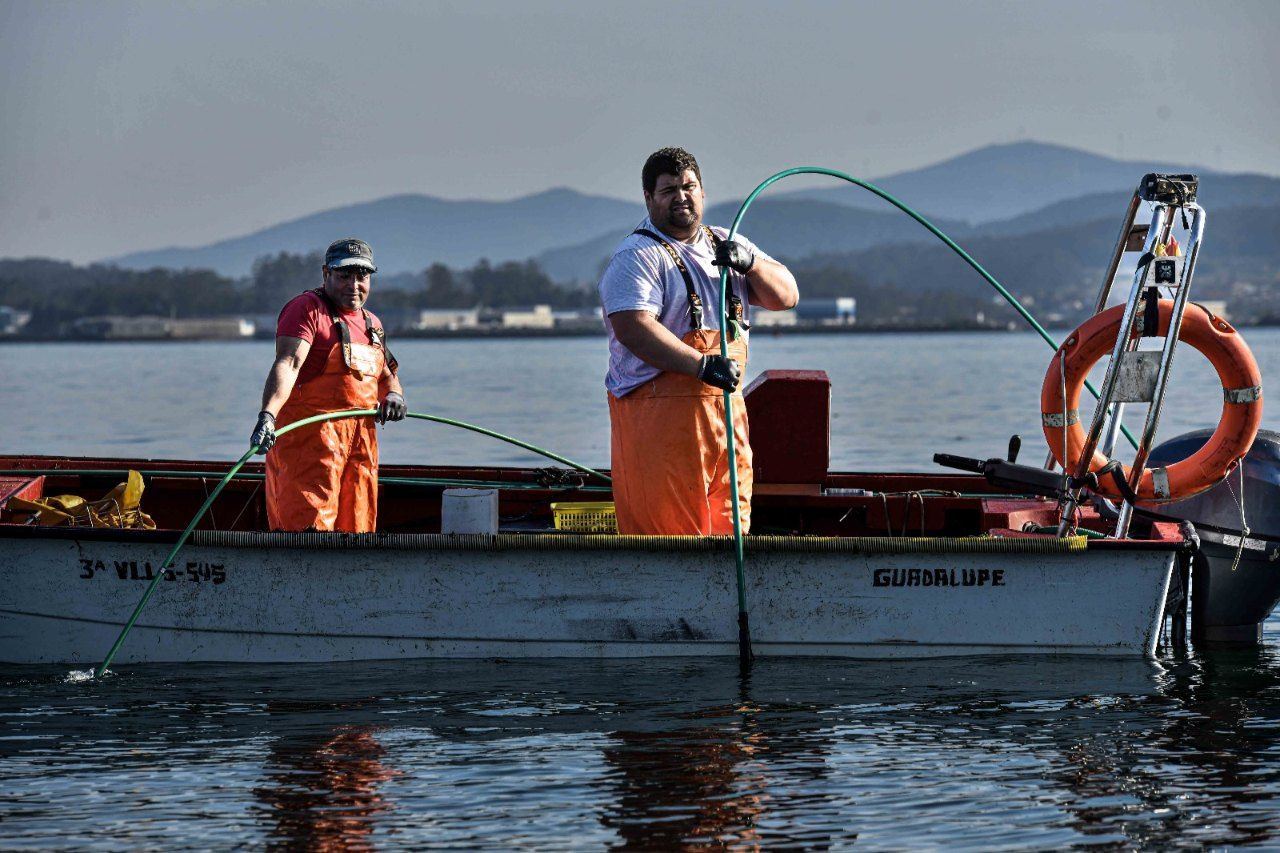 Mariscadores a flote (rañeiros) en el entorno de A Toxa (O Grove).