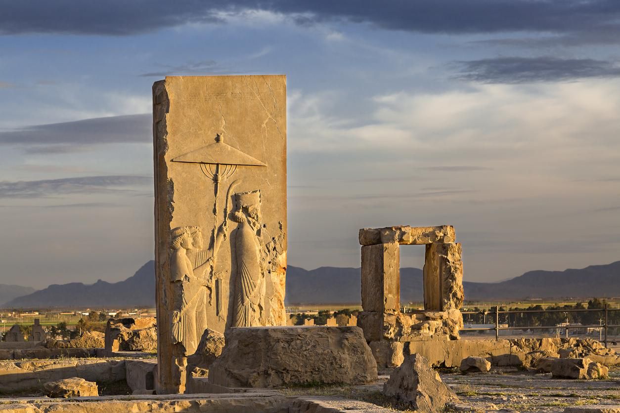 Relieves persas al atardecer en la antigua ciudad de Persépolis, en Irán.