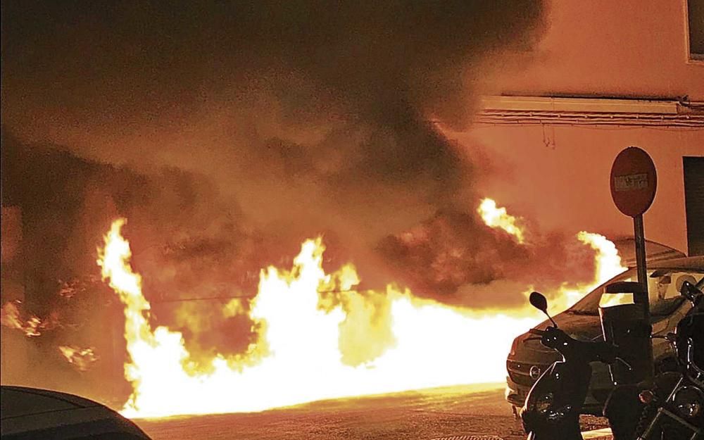 Vecinos de Son Canals: “Tenemos miedo, es el quinto incendio de contenedores al lado de casa en dos meses”