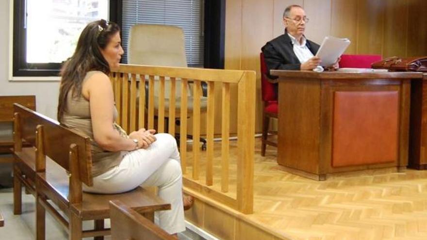 La directora de la cementera, Ana Rosa P.D., ayer, sentada en el banquillo durante el juicio.  // Faro