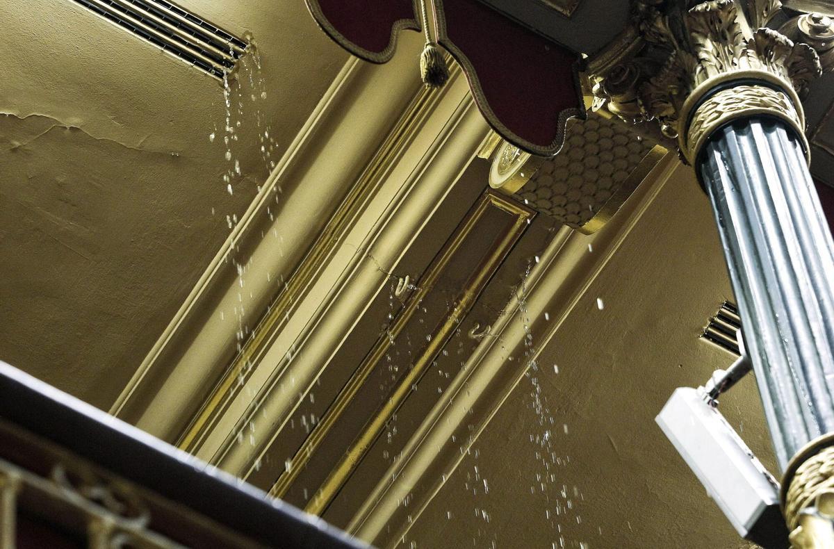 AGUA GOTERAS INUNDACION EL EL CONGRESO DE LOS DIPUTADOS El pleno del Congreso de los Diputados, que debía haber comenzado a las 09.00 horas se ha suspendido hasta las 10.00 debido a las goteras en el hemiciclo provocadas por la intensa lluvia, que han causado inundaciones en la tribuna de prensa y en algunos escaños de la Izquierda Plural, y daños en el sistema eléctrico.Quince minutos después de la hora en que estaba previsto que comenzara la sesión, más de una docena de parlamentarios no podían sentarse en sus escaños mojados, mientras algunas ujieres intentaban recoger el agua que caída del techo a borbotones con cubos y toallas. EFE CONGRESO OBRAS