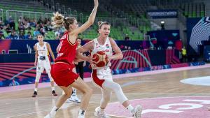 Laura Gil busca una entrada a canasta en el partido de cuartos ante Alemania.